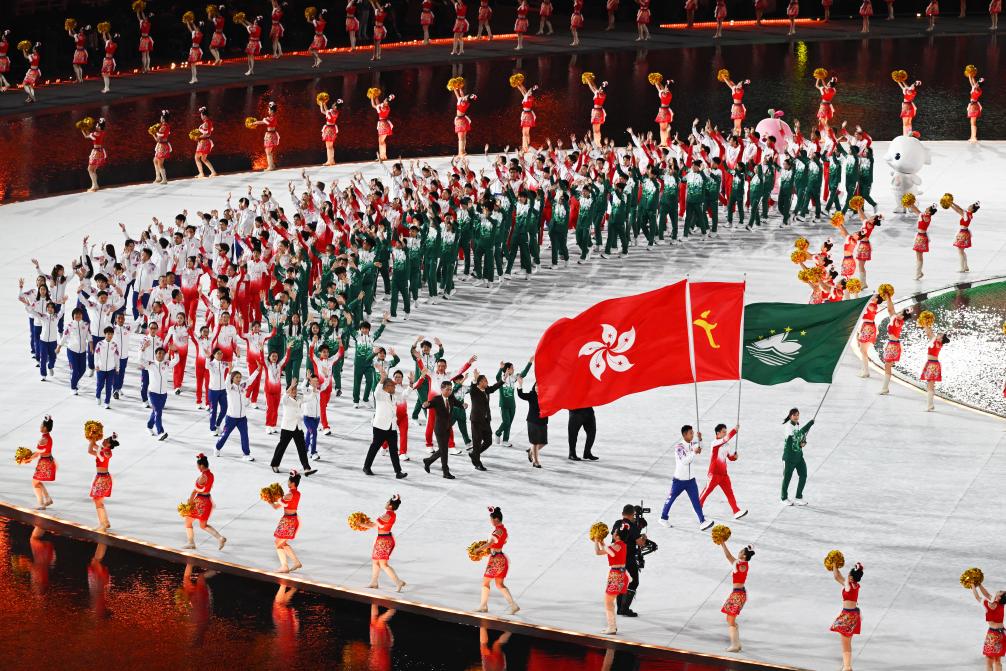11月9日，第十五届全国运动会开幕式在广东奥林匹克体育中心举行。广东省体育代表团、香港特别行政区体育代表团、澳门特别行政区体育代表团在入场仪式上共同入场。新华社记者 胡虎虎 摄