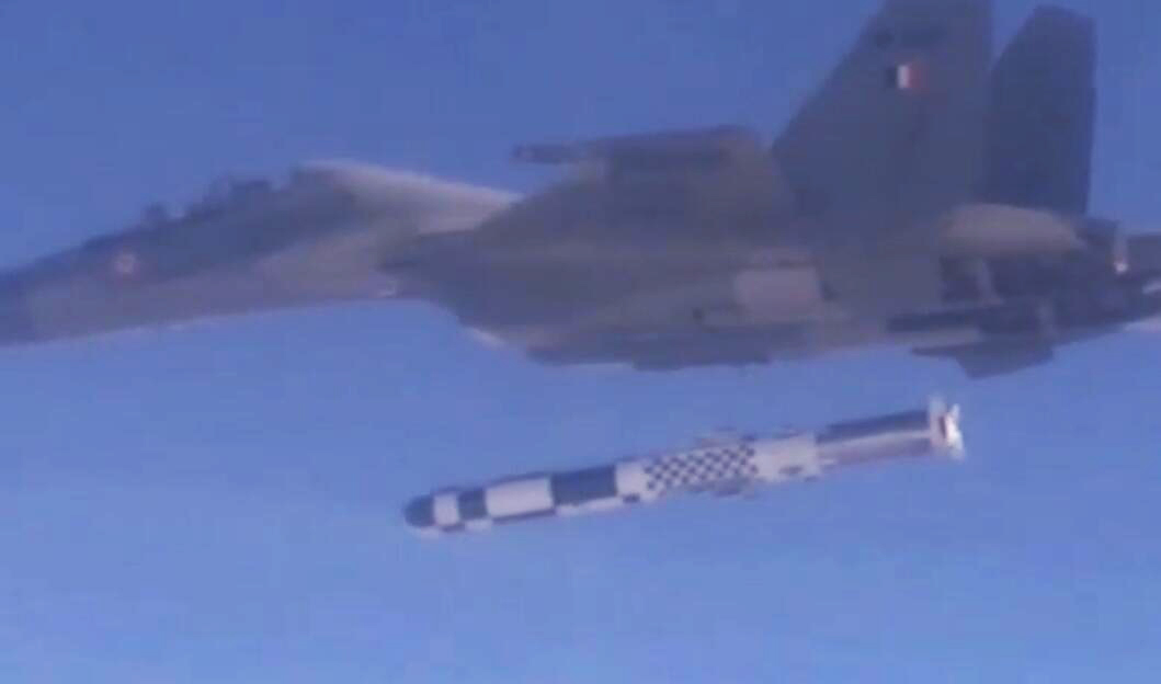 印度苏-30MKI战斗机空投“布拉莫斯”导弹