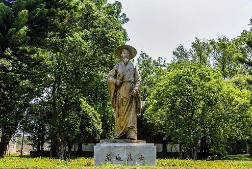 ▲海南儋州中和古镇东坡书院东坡笠屐铜像。苏轼被贬儋州期间,护民生、兴文教,作出积极贡献。苏轼晚年自题画像云:“心似已灰之木,身如不系之舟。问汝平生功业,黄州惠州儋州。”(图片来源:视觉中国)