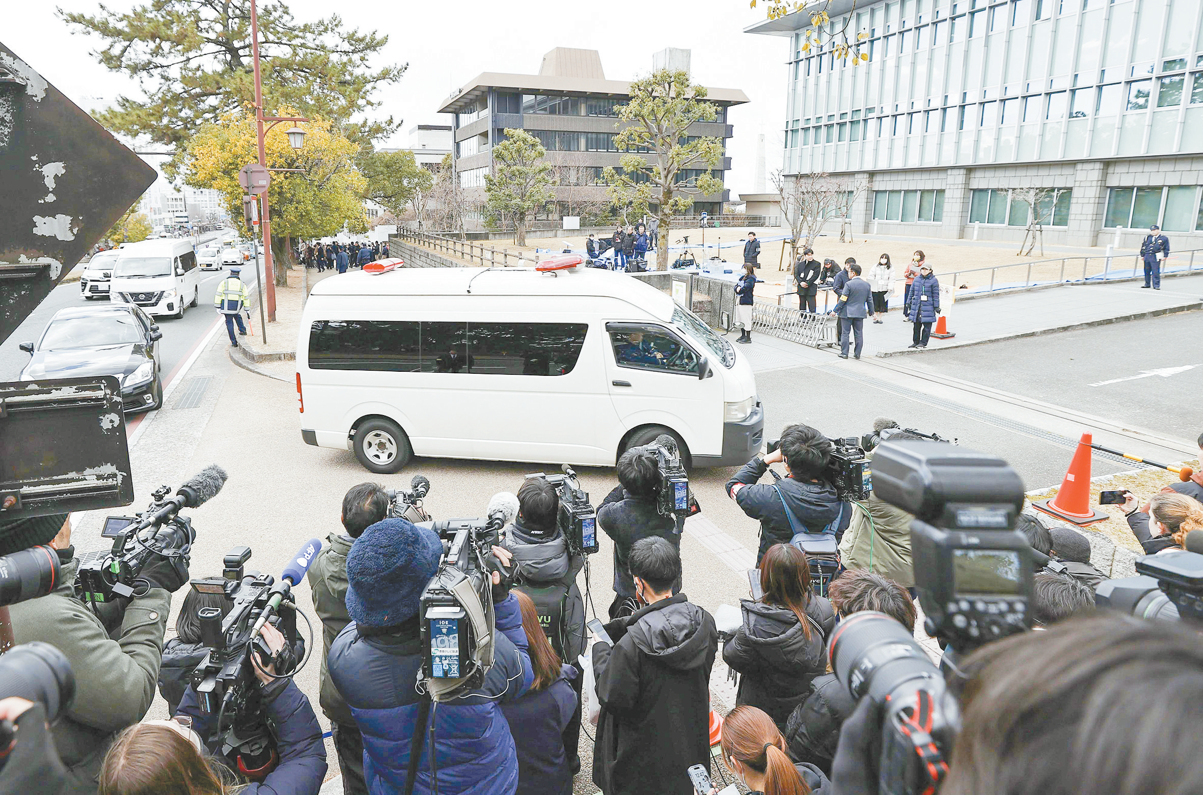 21日，日本奈良，载有枪杀日本前首相安倍晋三嫌疑人山上彻也的车辆驶入奈良地方法院。（视觉中国）