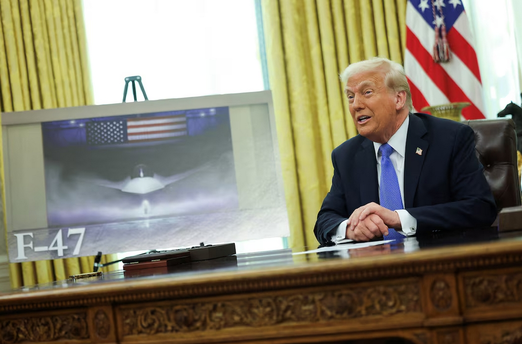 当地时间3月21日，美国总统特朗普在白宫椭圆形办公室发表讲话，一幅F-47第六代战机图片被放在一旁展示。图源：外媒