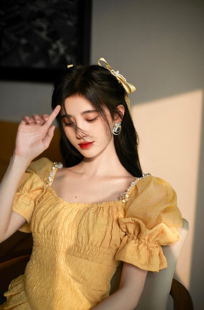 鞠婧祎穿黄色泡泡袖连衣裙 可爱十足