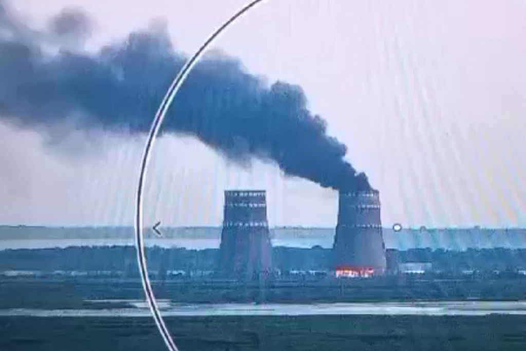 11日晚,位于乌克兰东部的欧洲最大核电站扎波罗热核电站一座冷却塔突然起火烧毁。(视觉中国)