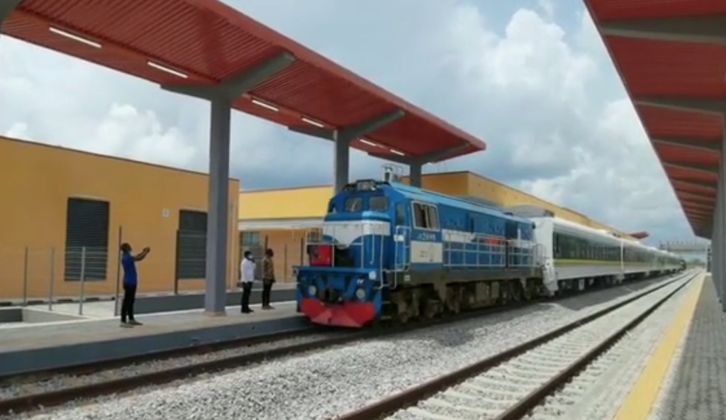 尼日利亚总统祝贺中线铁路开通运营