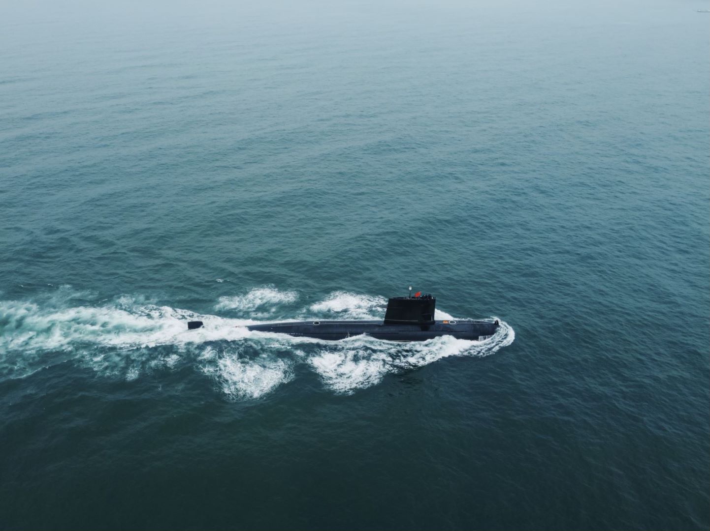 南部战区海军某潜艇支队出海执行任务。