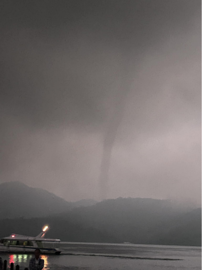 台媒:日月潭疑似出现龙卷风,"现场引发骚动",气象站回应