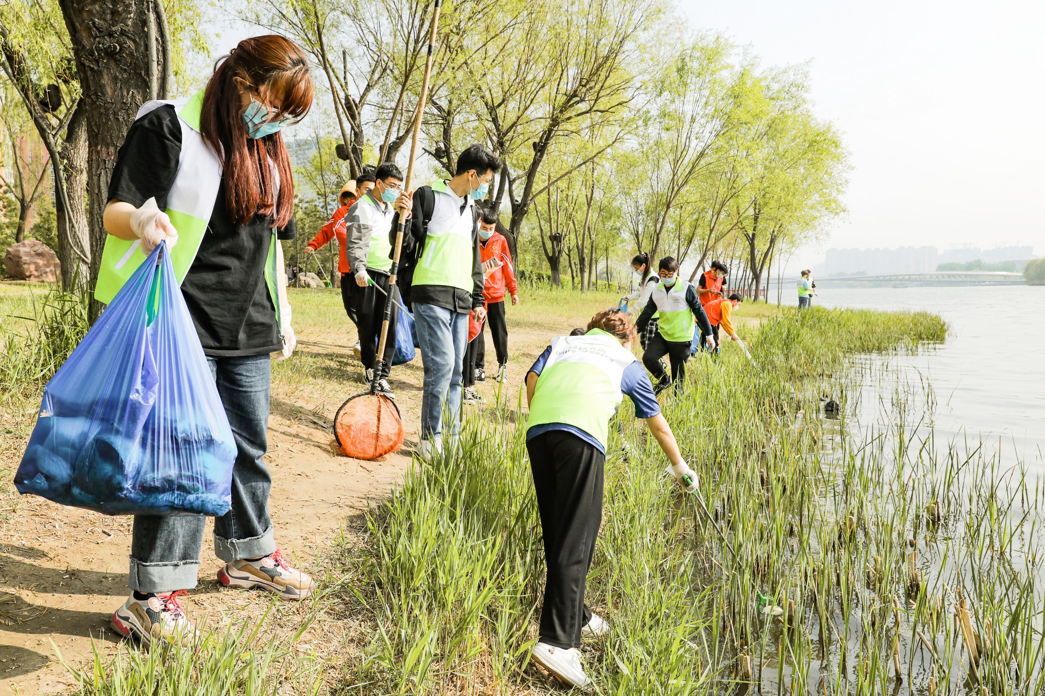 张家界校区举办植树节护绿除草活动-吉首大学新闻网