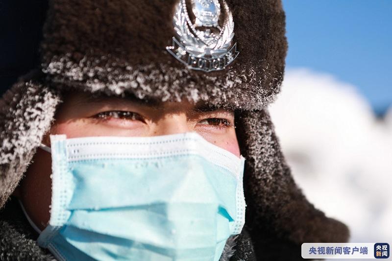 极寒天气使民警眉毛结霜