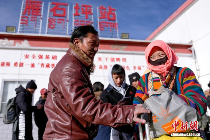 2月10日，西藏安多牧民等乘客在青藏铁路雁石坪站等待乘车，该站于2025年12月11日开通客运服务，覆盖周边四个乡镇约1万名农牧民。中新社记者 李林 摄