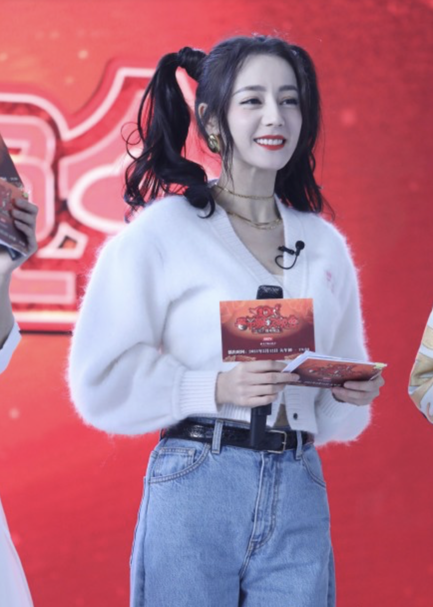 11日,迪丽热巴亮相北京台春晚发布会现场,双马尾造型甜美元气,白色v领