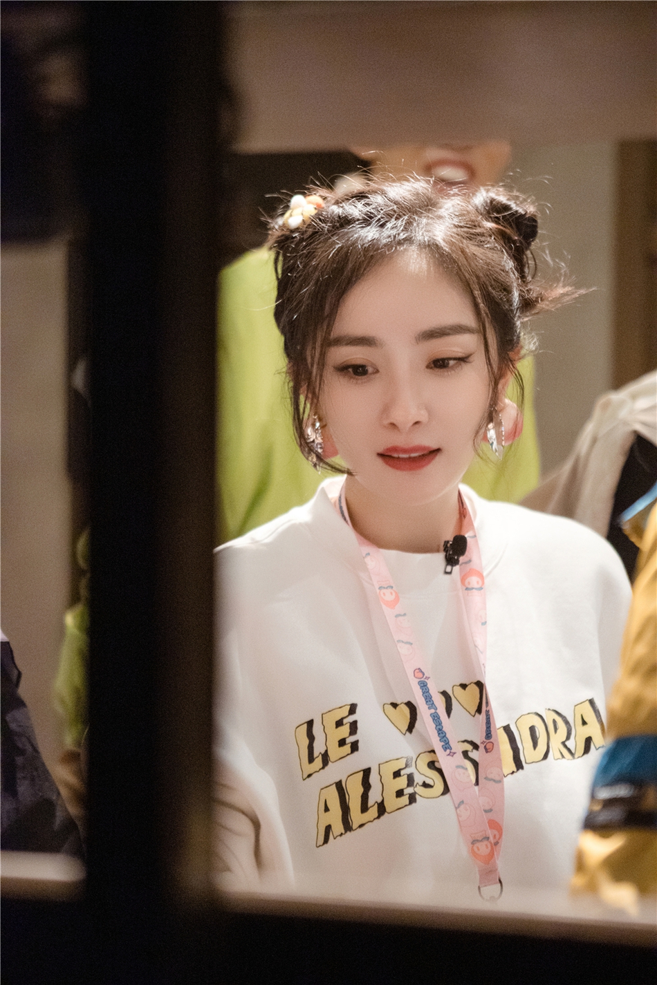 杨幂扎哪吒头率性灵动 搭桃子耳饰活泼可爱