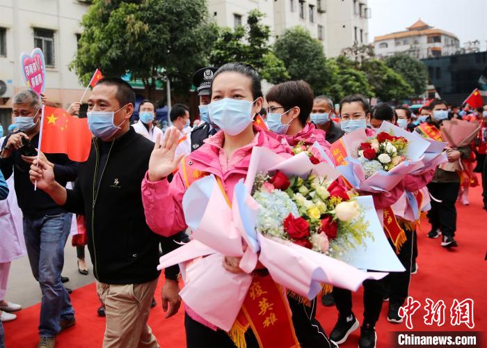 广西钦州市民列队欢迎援鄂医疗队员凯旋归来
