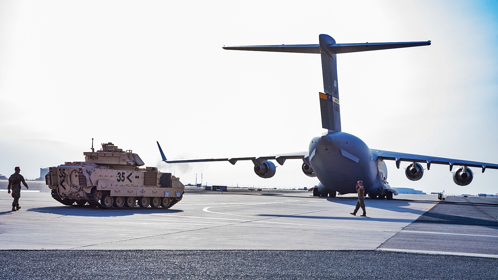 科威特的阿里·塞勒姆(ali al salem)基地装载到美国空军的c