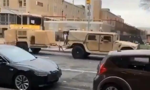 社交媒体上出现的疑似美军车队前往纽约市区的画面