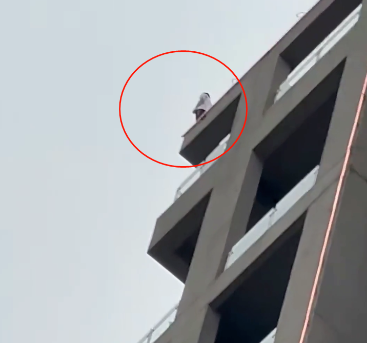 杀人诛心是哪部电影里_诛人诛心_男子跳楼被围观起哄 怂恿者被行拘