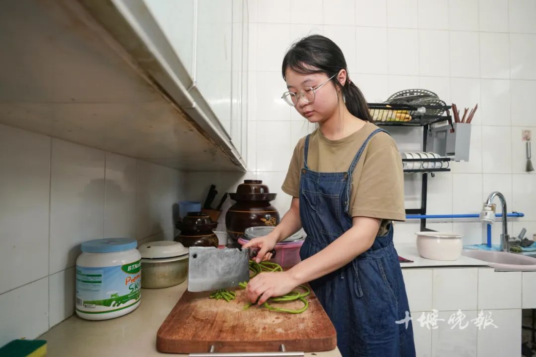 父亲在外辛苦干活，叶晓琳放假了就来给他做饭。