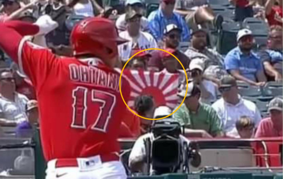 近日在美国职业棒球大联盟的赛场上，有球迷举出象征日本军国主义的“旭日旗”。图自韩媒