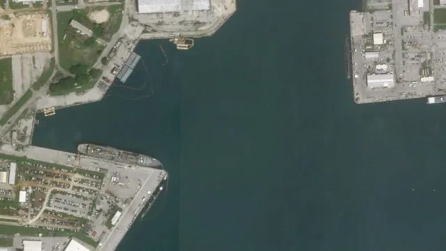 关岛码头卫星照片，左下方判断是“洛杉矶”级，右上方判断是“康涅狄格”号
