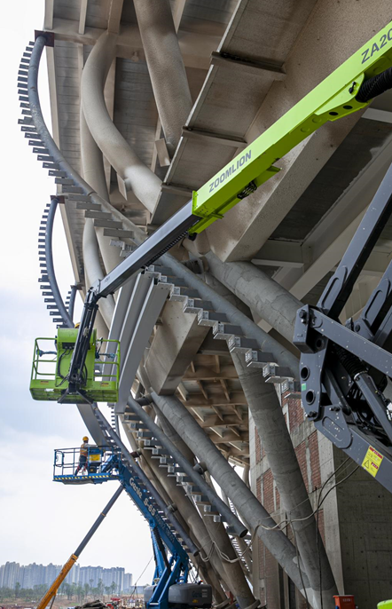 工人正在安装优化后的立面铝合金格栅龙骨。