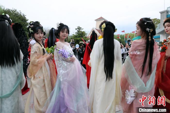 上海年轻人身着汉服感受国潮文化