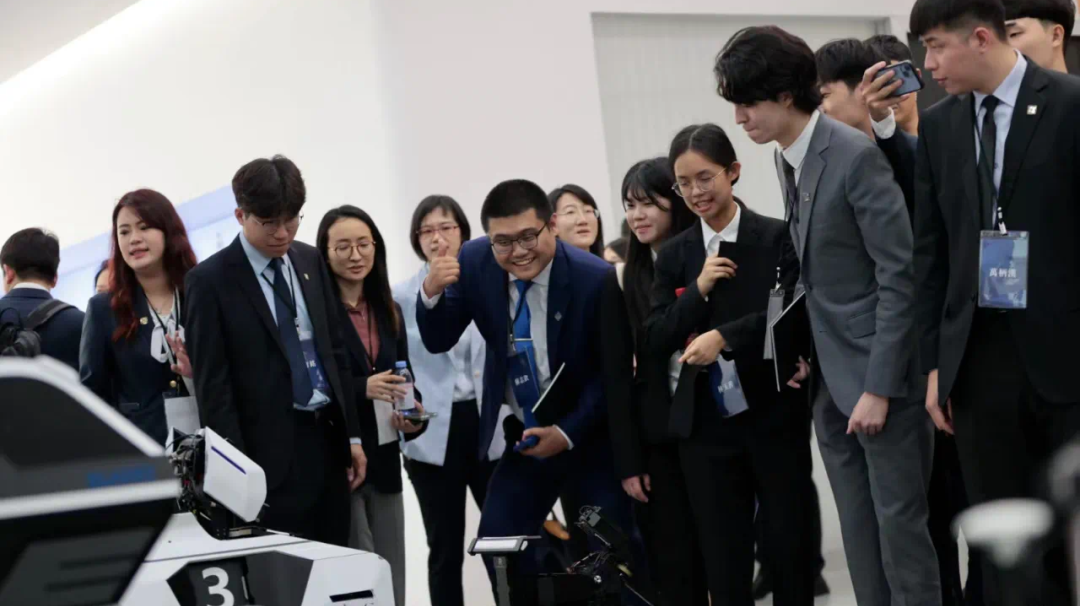 台湾青年参访深圳科技企业中国社科院台湾研究所副研究员刘匡宇分析说