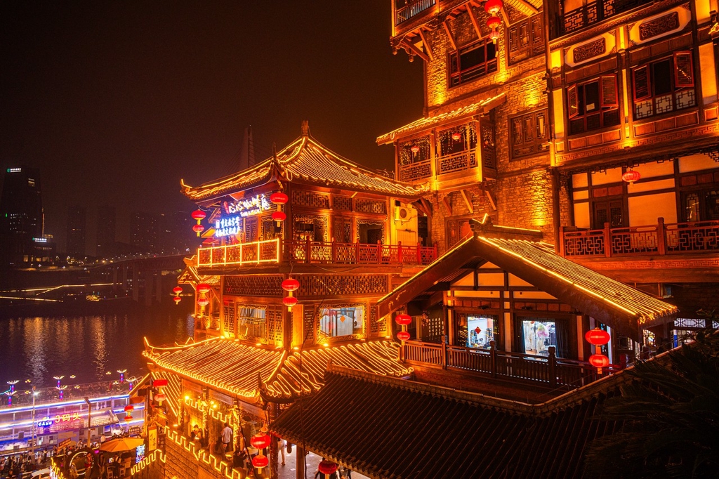 重庆洪崖洞夜景:仿古建筑层层叠叠 灯光璀璨如童话世界