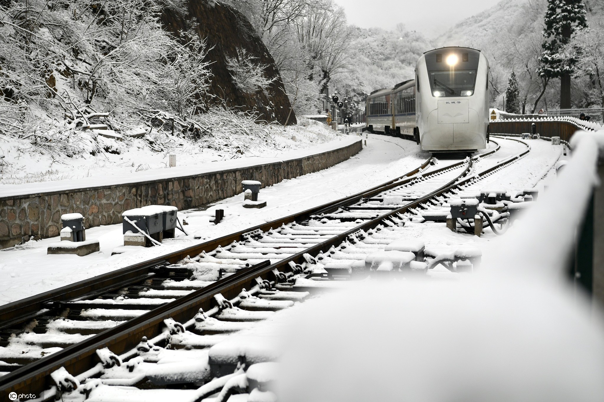 北京部分地区降雪 延庆青龙桥站现雪国列车