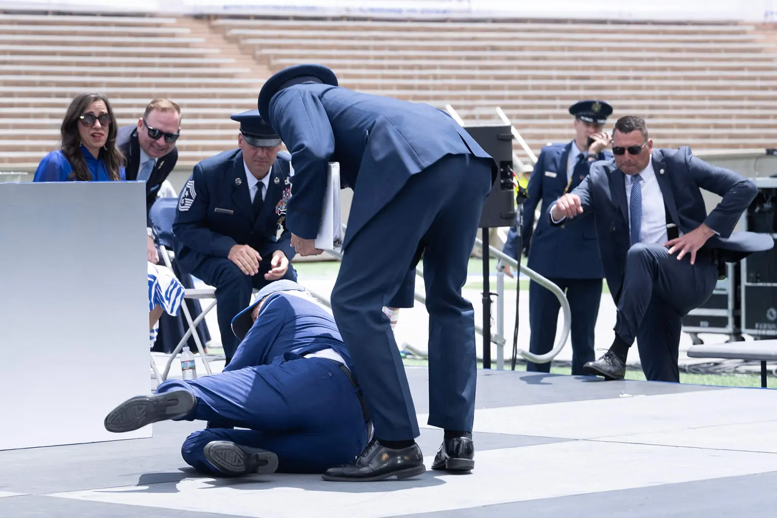 美国总统拜登6月1日在出席美国空军学院毕业典礼时摔了一跤 图自《纽约邮报》报道配图
