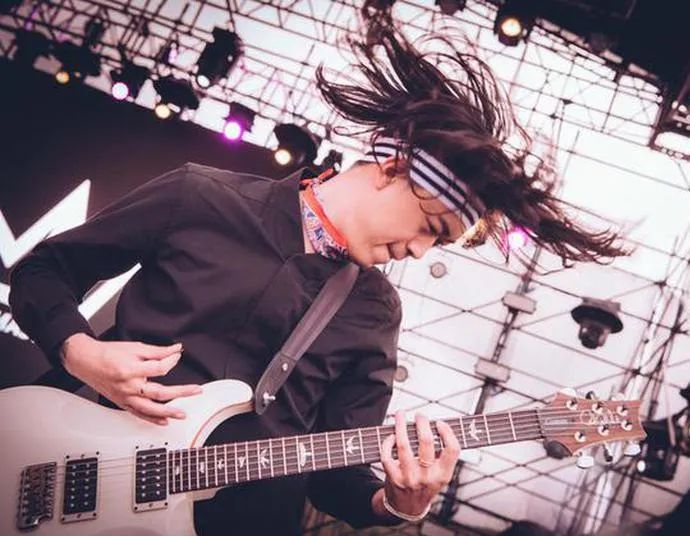 是乐团双鱼座(又名瞳乐团)吉他手,大主宰乐团吉他手,4u乐队主唱,音乐