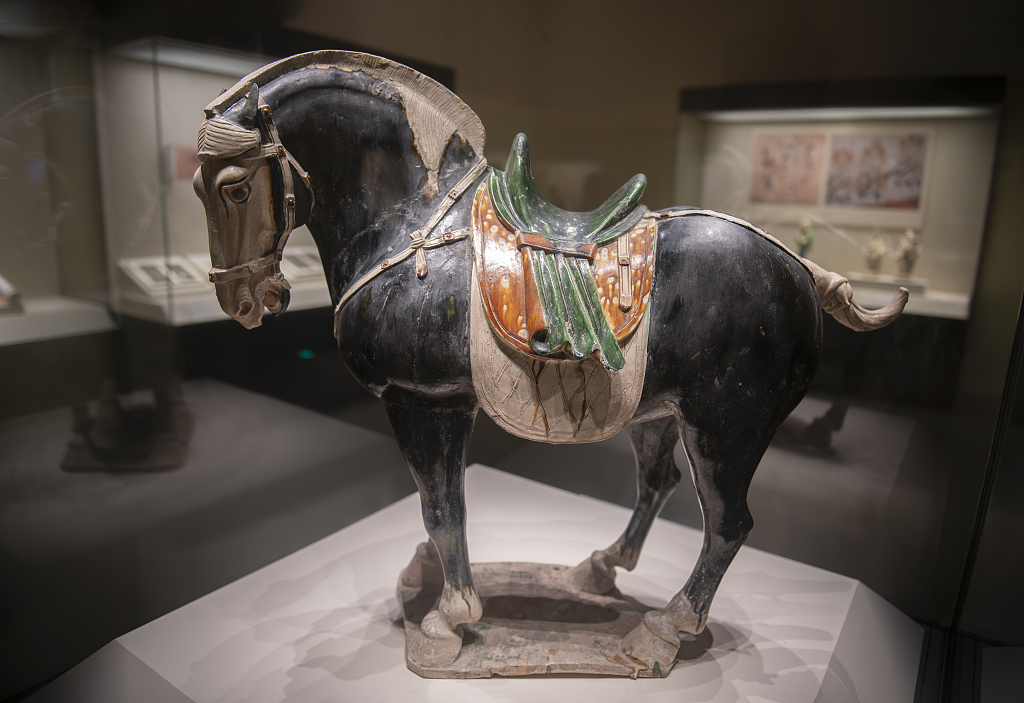 三彩黑釉陶马雕塑（视觉中国）