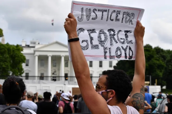 当地时间29日，示威者聚集在白宫外。图源：美媒