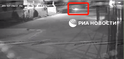 俄新社9月20日报道的视频显示，燃烧瓶（已用红框标出）被扔进俄使馆后仍在燃烧。