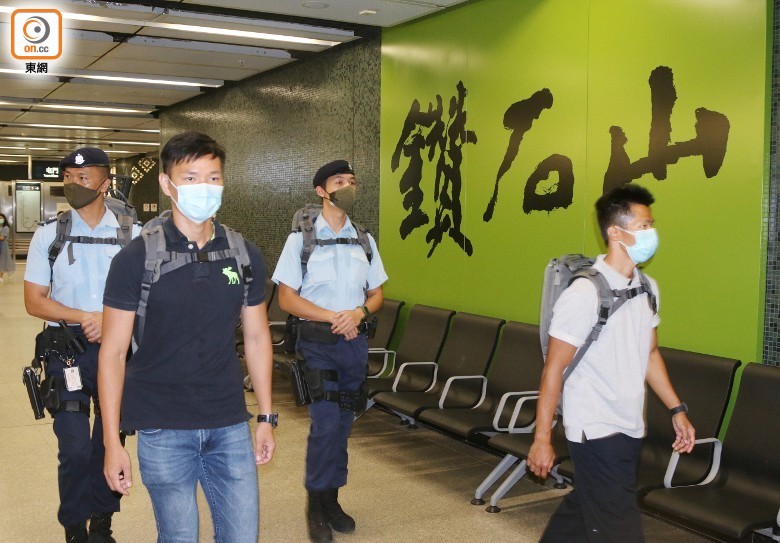 香港反恐特勤队首度派出便装警员,在港铁站及法院巡逻