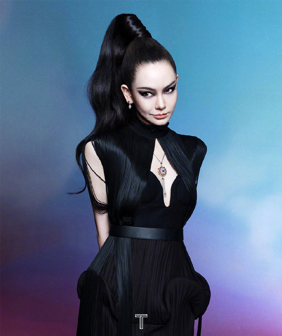 戚薇登封面 烟熏高马尾造型暗黑时髦