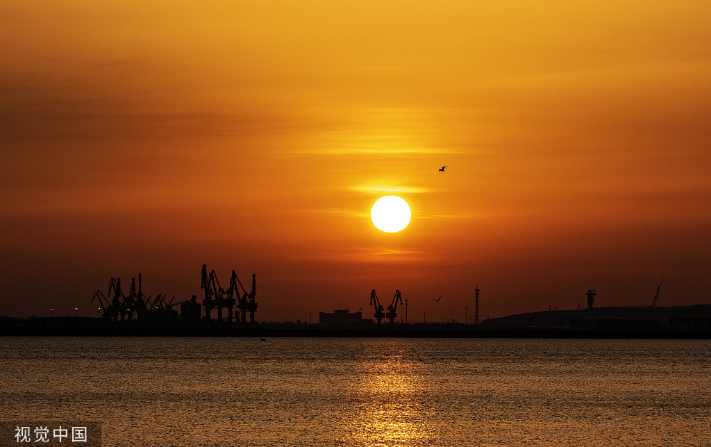 山东烟台海上日出红满天