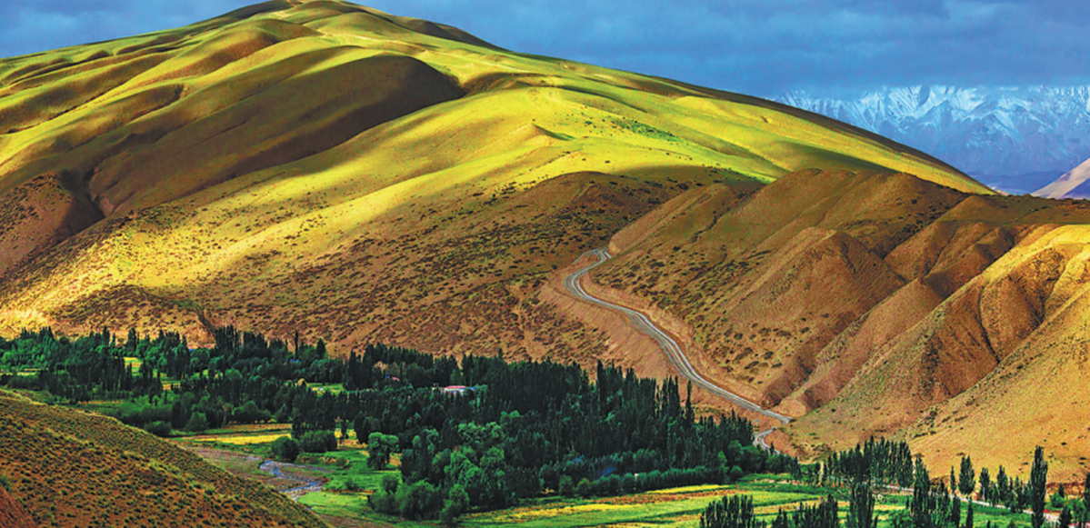 A newly-built road for the village of Yulong Kerr village traverses the Kunlun Mountains, Xinjiang Uygur autonomous region, on Sept 3, 2015. SHANG CHANGPING/FOR CHINA DAILY