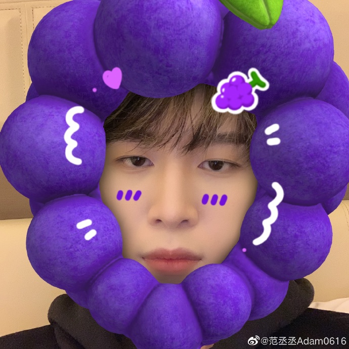 九宫格自拍来袭范丞丞两千万粉丝福利帅气又搞怪