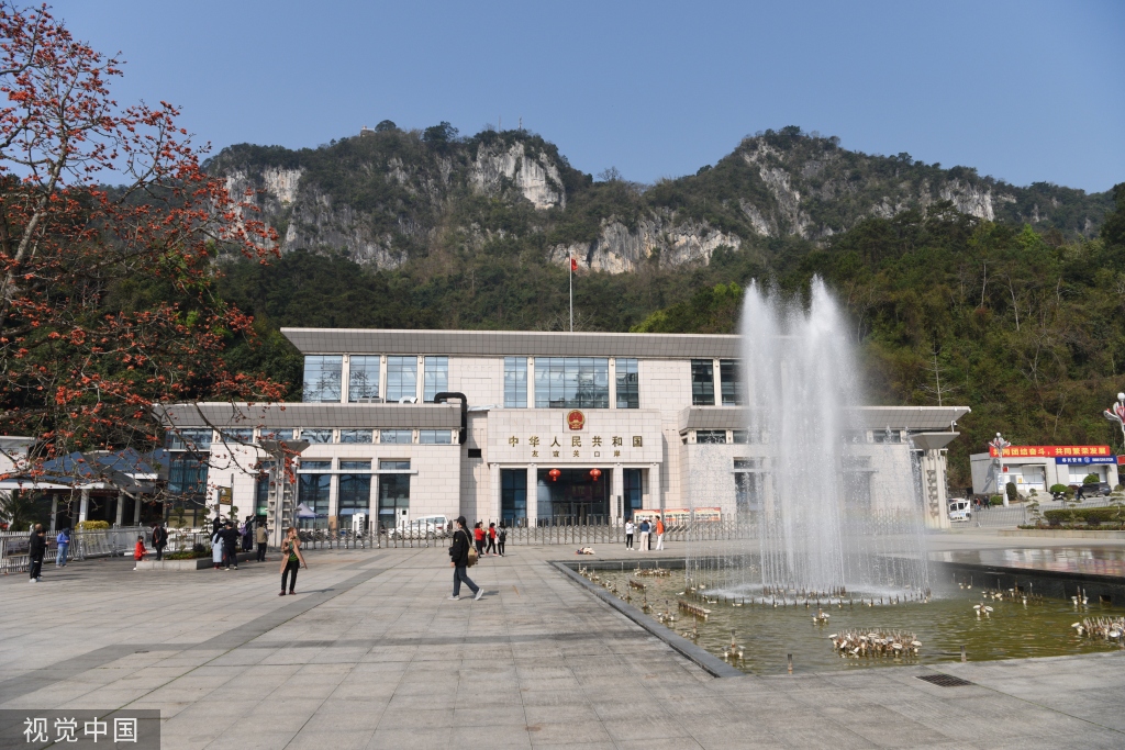 广西崇左凭祥友谊关重新开放迎客游客前来感受边关要塞历史