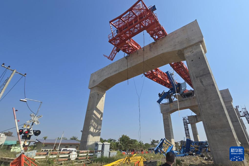 这是1月14日在泰国呵叻府拍摄的事故现场（手机照片）。新华社发