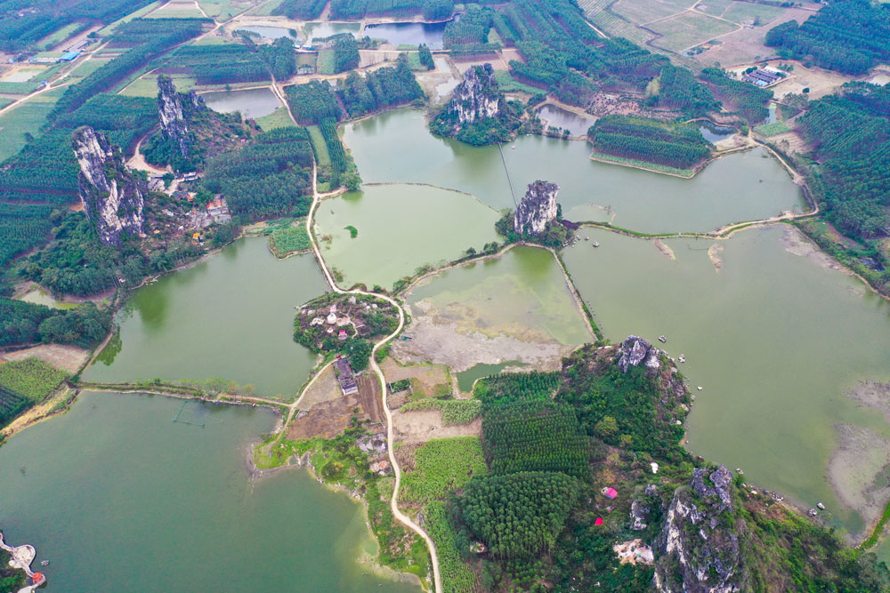 石卡镇西山村七星山水域,七座怪石嶙峋的喀斯特山峰齐身而立,遥相呼应