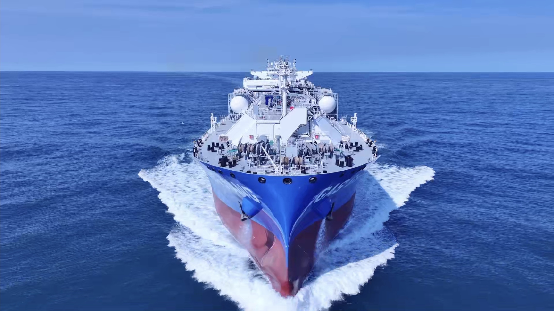 世界最大舱容乙烷双燃料运输船在沪交付