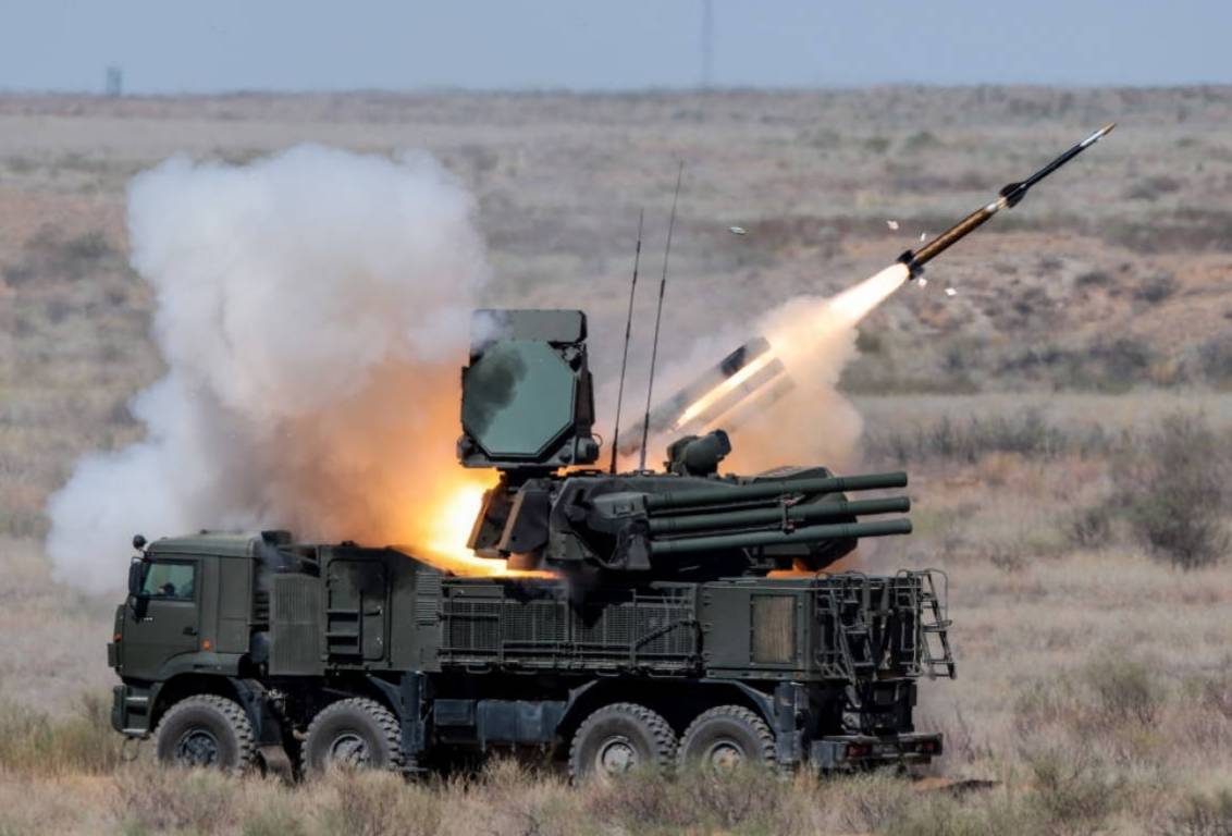 在俄乌冲突中，俄罗斯“铠甲”S1防空系统多次成功拦截“海马斯”发射的火箭弹。