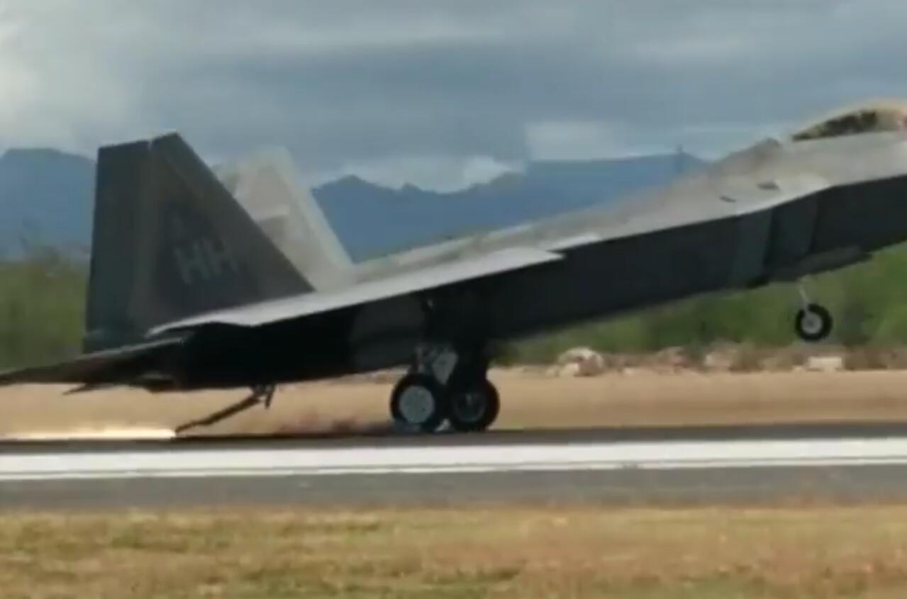 F-22战斗机放下尾钩拦阻降落