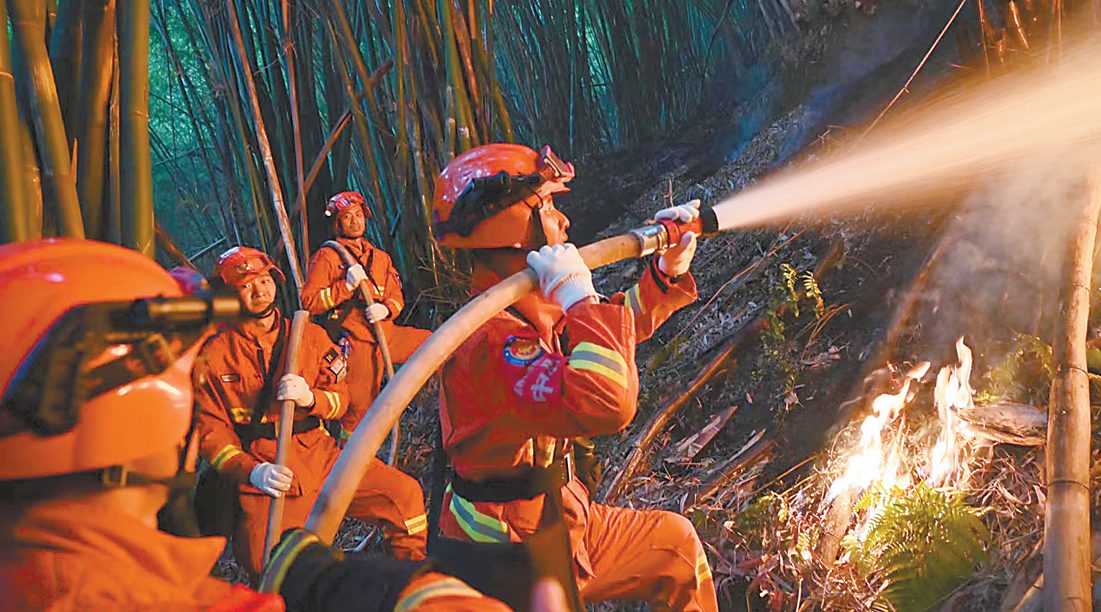 24日夜，重庆北碚地区，云南省森林消防总队指战员正在利用水泵对火头实施扑打。（云南省森林消防总队供图）