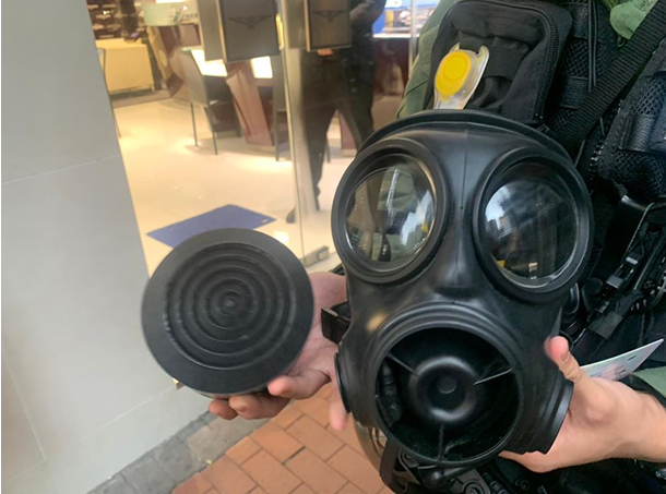 警方检获的武器及防毒面具。图源：香港警方脸书