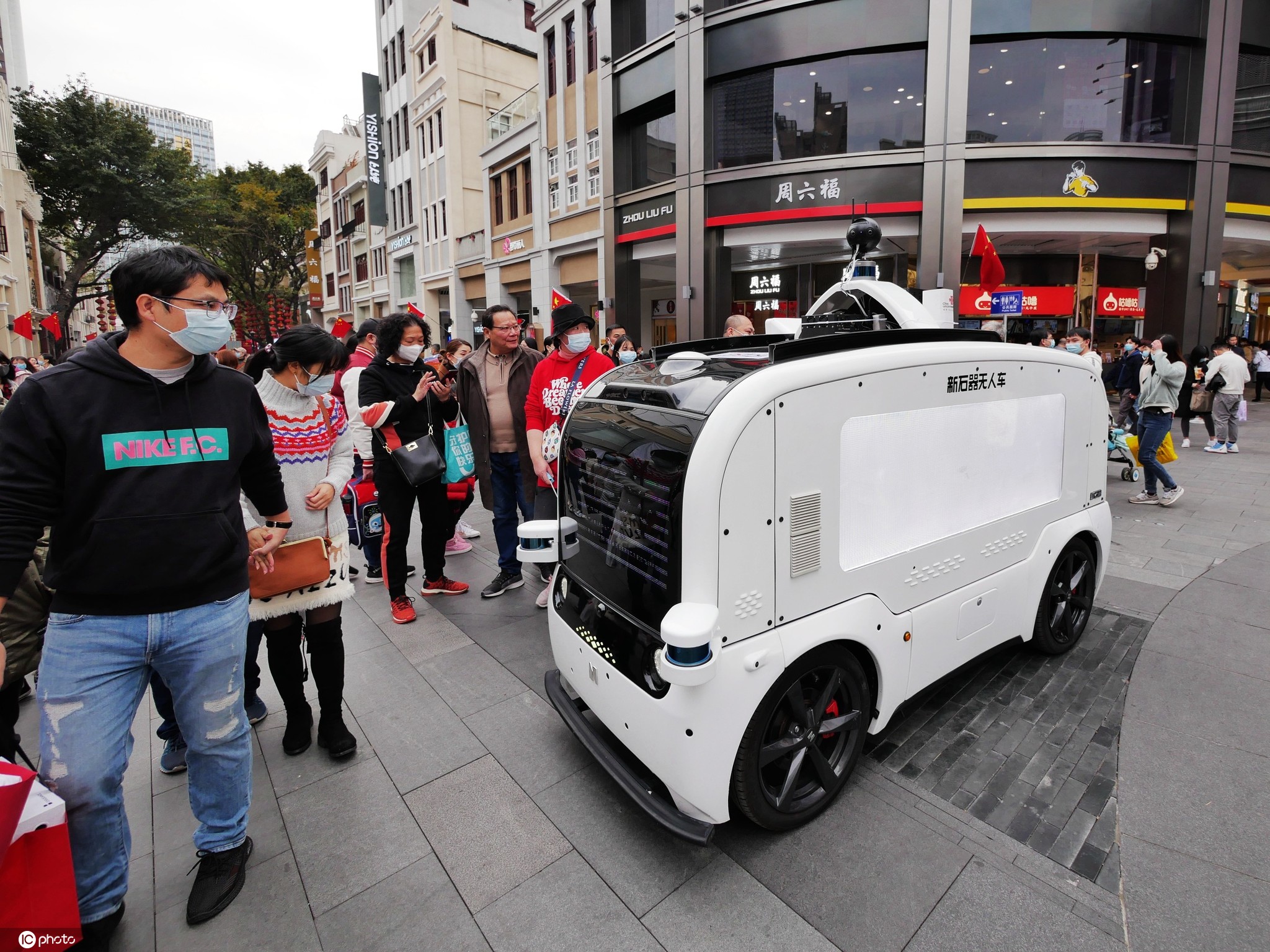 步行街出现5g无人零售车 吸引市民游客围观