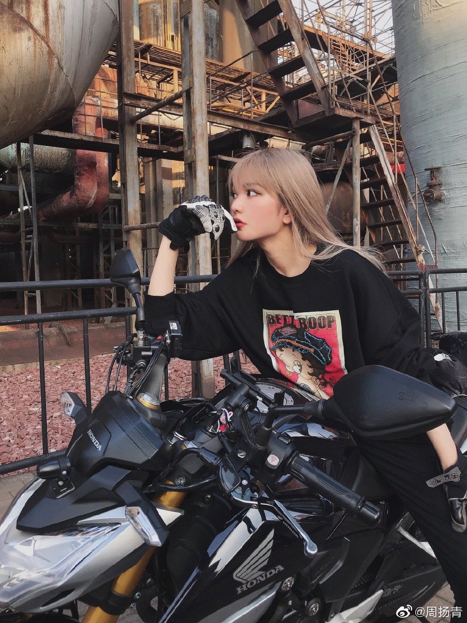 今天是机车女孩周扬青借摩托车凹造型拍帅照