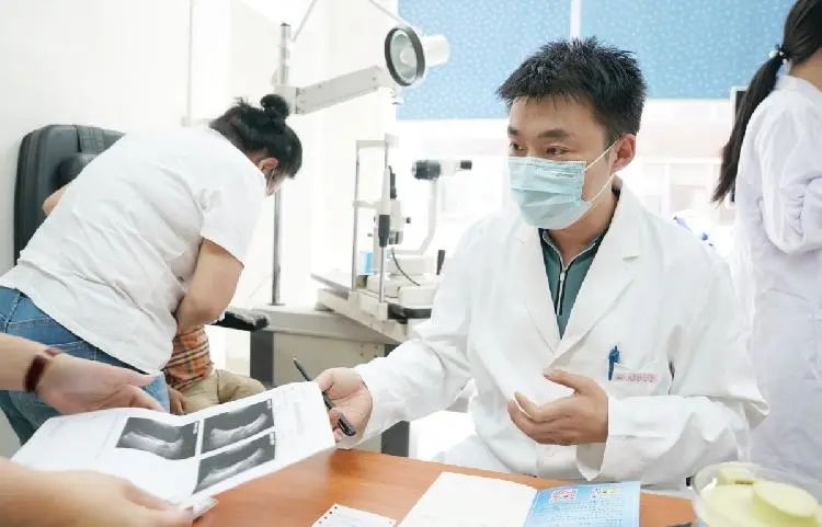 陶勇出诊遇到为自己挡刀的患者家属,他笑了,网友却想哭