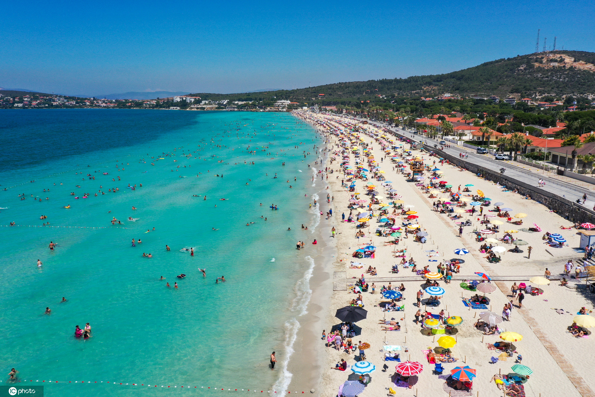 土耳其海滩度假游客络绎不绝遮阳伞星罗棋布