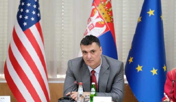 RT称，这张塞尔维亚经济部长巴斯塔的照片是他13日推文配图。